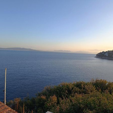 Forever Blue Salamis Buitenkant foto